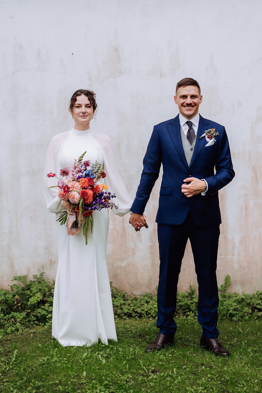 Reportażowa fotografia ślubna - portret pary młodej w plenerze